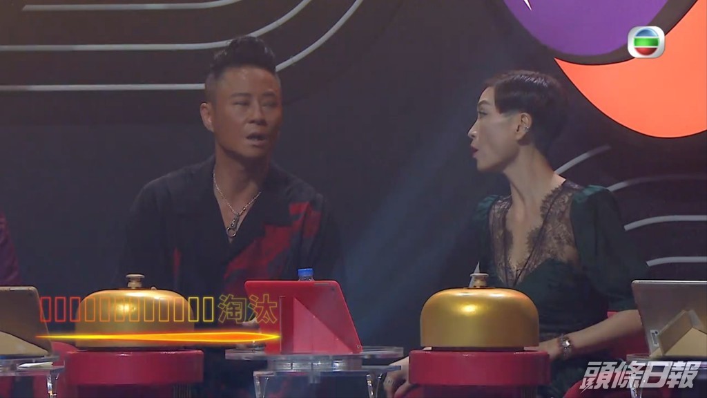 兩位評判即刻討論。